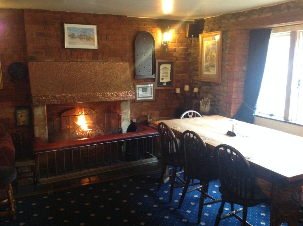 Hotel The Jolly Huntsman à Chippenham  Extérieur photo